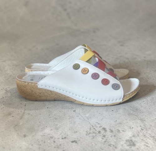 Pavers white button wedge - button,