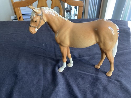 Beswick palomino horse figure - palomino,