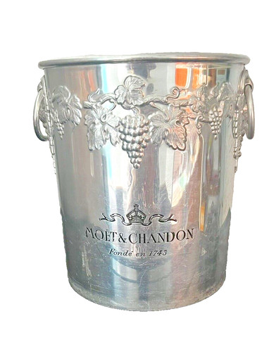 Moet chandon champagne - chandon,