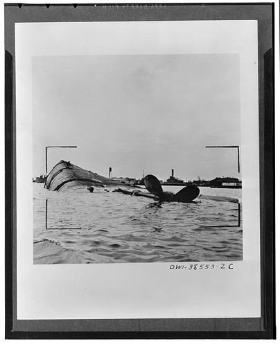 Photo submarine wreck harbor - photo:submarine,