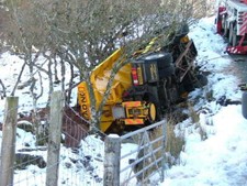 Photo 6x4 Overturned gritter Uig/NG3963 This snow plough/gritter slid of c2009