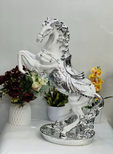 White silver jumping - &,