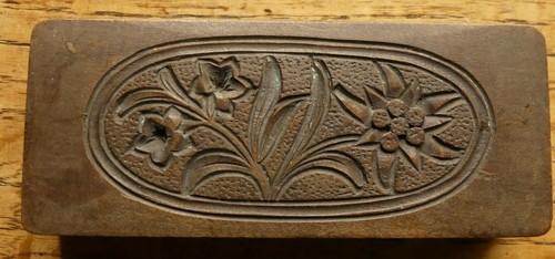 Vintage treen wooden box - /,