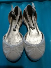 Young Girls Ivory Shoes Size