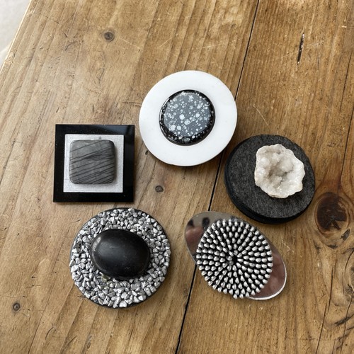 Set resin brooches - of,