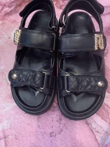 Black river island - black,