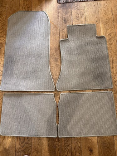 W124 hard wearing ribbed mats - ribbed,