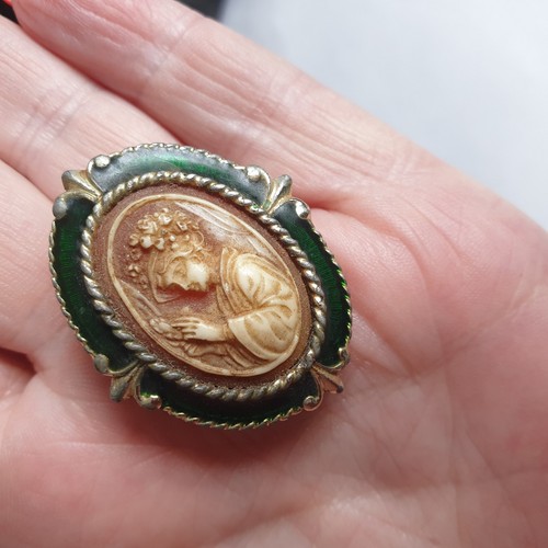 Vtg 60s 70s - cameo, brooch