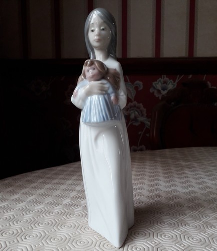 Nao figurine girl holding - ,