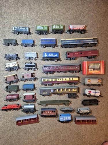 Train carriages and wagons - and, x35