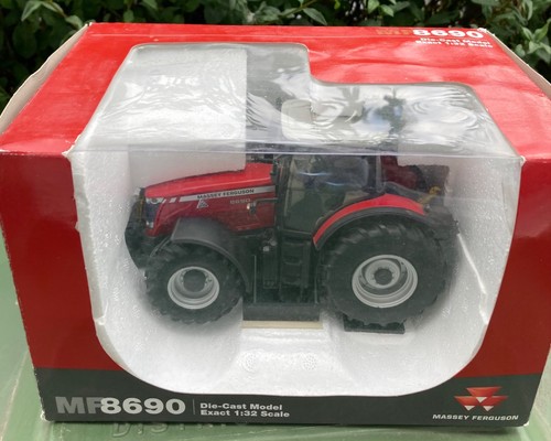 Model farm tractor scale - model, 1.32