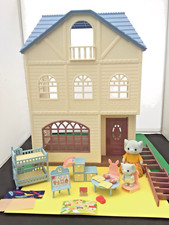 SYLVANIAN FAMILIES BOXED SKY BLUE TERRACE HOUSE WITH FIGURES & ACCESSORIES