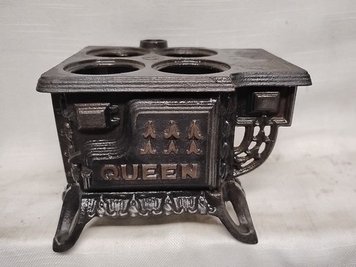 Cast iron miniature - iron, queen