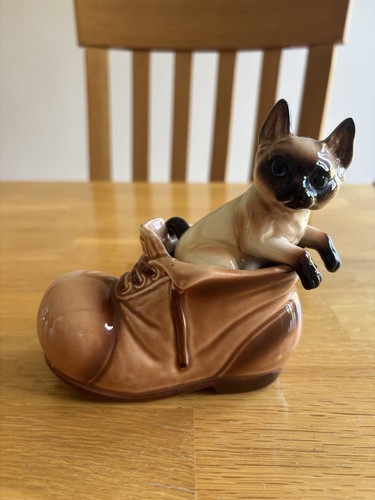 Porcelain siamese cat - in, boot