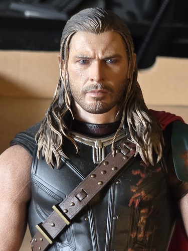 Hot toys love thunder - toys,