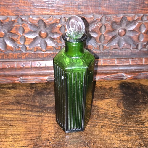 Green ribbed glass - green,