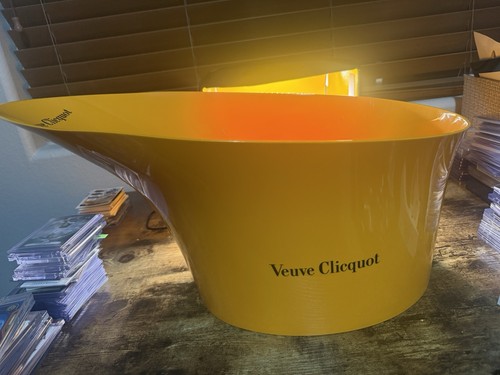 Veuve clicquot champagne - veuve,