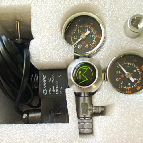 Co2 pressure regulator - regulator, with