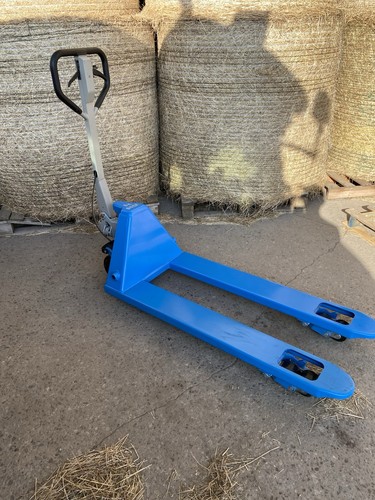 Pallet truck 2500 with - truck,