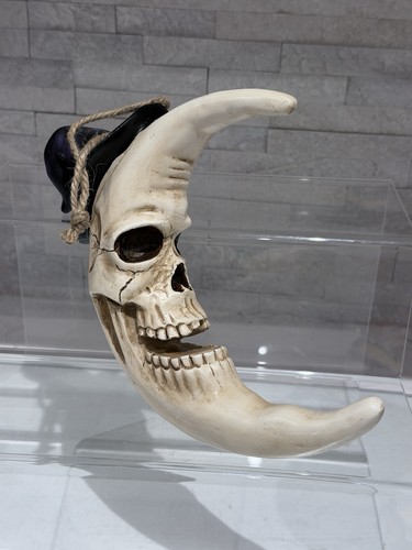 Crescent moon skull - 8”,