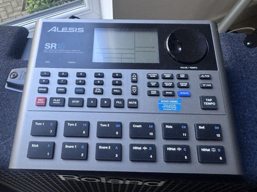 Alesis sr18 drum machine - alesis,