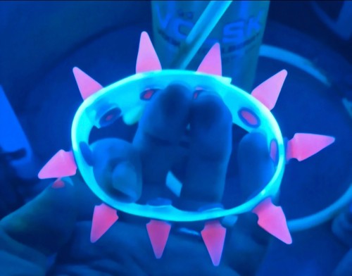 Glow spiked wristband clear - uv,
