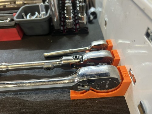 Low profile magnetic - magnetic, ratchet