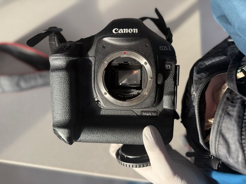 Canon eos mark iv - mark,