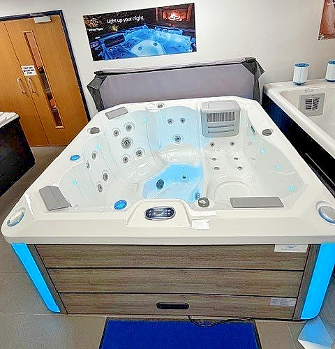 Hot tub oasis display - display, 30%