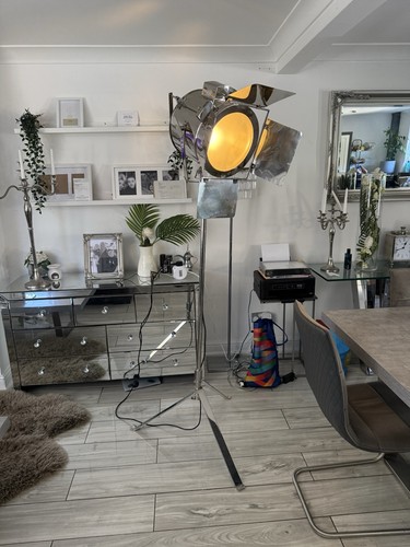 Movie set theatre - set/theatre, lamp