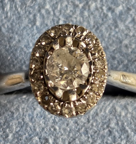 9ct white gold 25ct total - white,