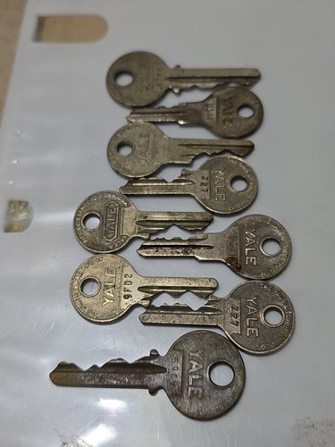 Vintage yale key lot - key,
