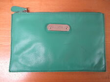 GREEN LEATHER ITALIAN CLUTCH BAG ZIP FASTENINGApprox 9" X 6"