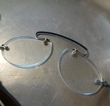 pince nez. reading