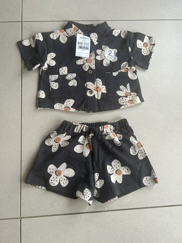 Black white flowers short - &,