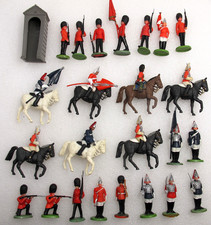 25 Britains Plastic Soldiers - Royal Blues, Guardsmen etc Approx 1/32 - (3552)