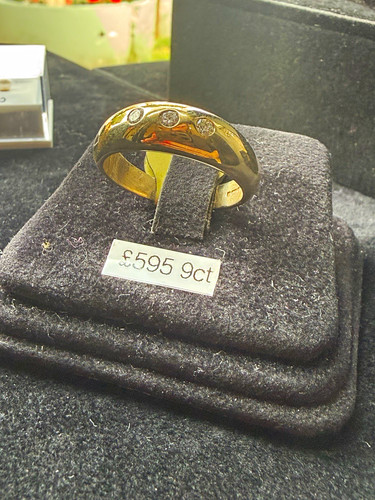 9ct yellow gold diamond - 9ct,