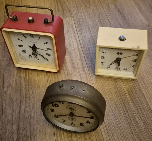 Vintage alarm clock trio - clock, –
