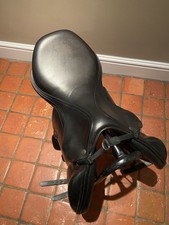 Synergy equipe jump saddle in black. Good but used condition. 