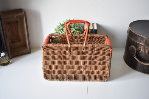 Vintage woven wicker basket - basket, /