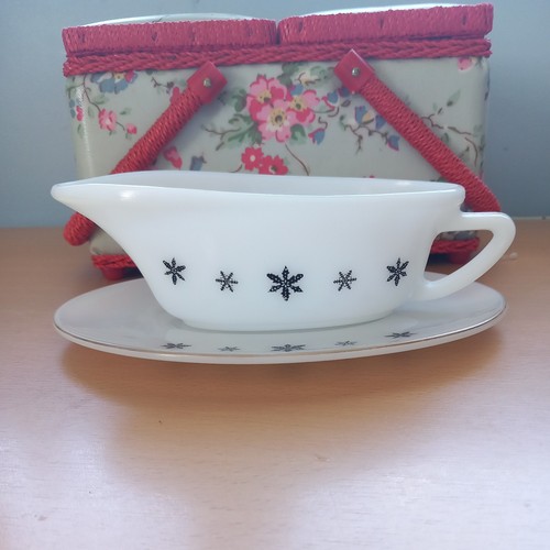 Pyrex gaiety snowflake gravy - gaiety,