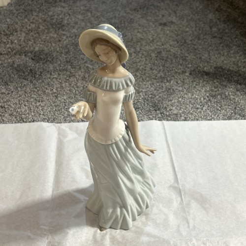 Nao lladro lady with - by,