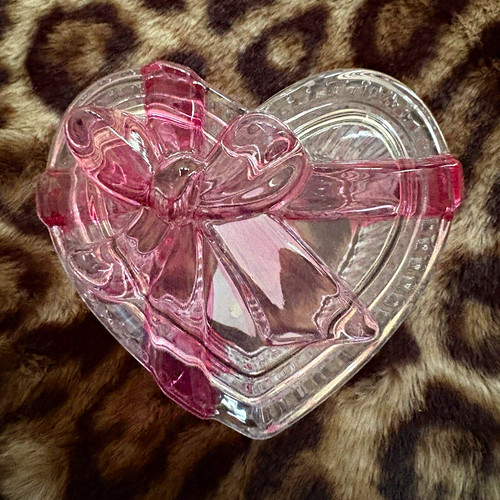 Heart shaped clear pink - &,