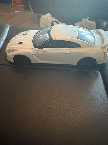 Nissan white 2017 - 2017, r35
