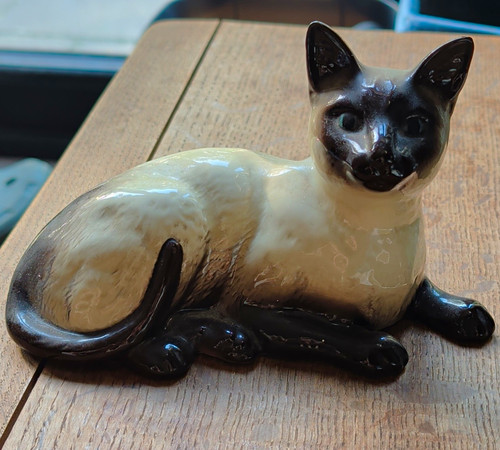 Beswick siamese cat 1559 lying - siamese,