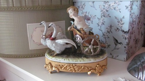 Stunning capodimonte swan - stunning,