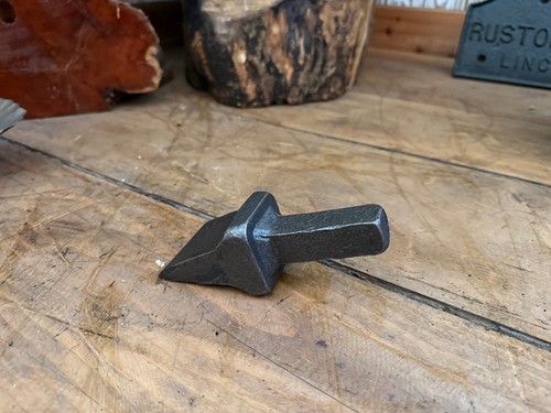 Blacksmith anvil cut off - cut,