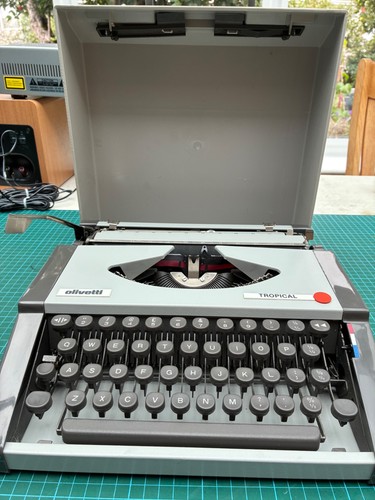 Olivetti portable typewriter - portable,