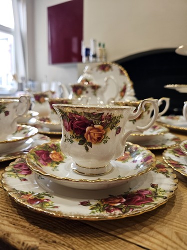 Royal albert tea set - tea, eight