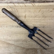 VINTAGE ENGLISH GARDENERS HAND FORK. Twisted tine hand fork allotment tool